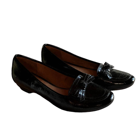 Copied - Naturalizer Patent Leather Flats with Bows - Picture 3 of 8